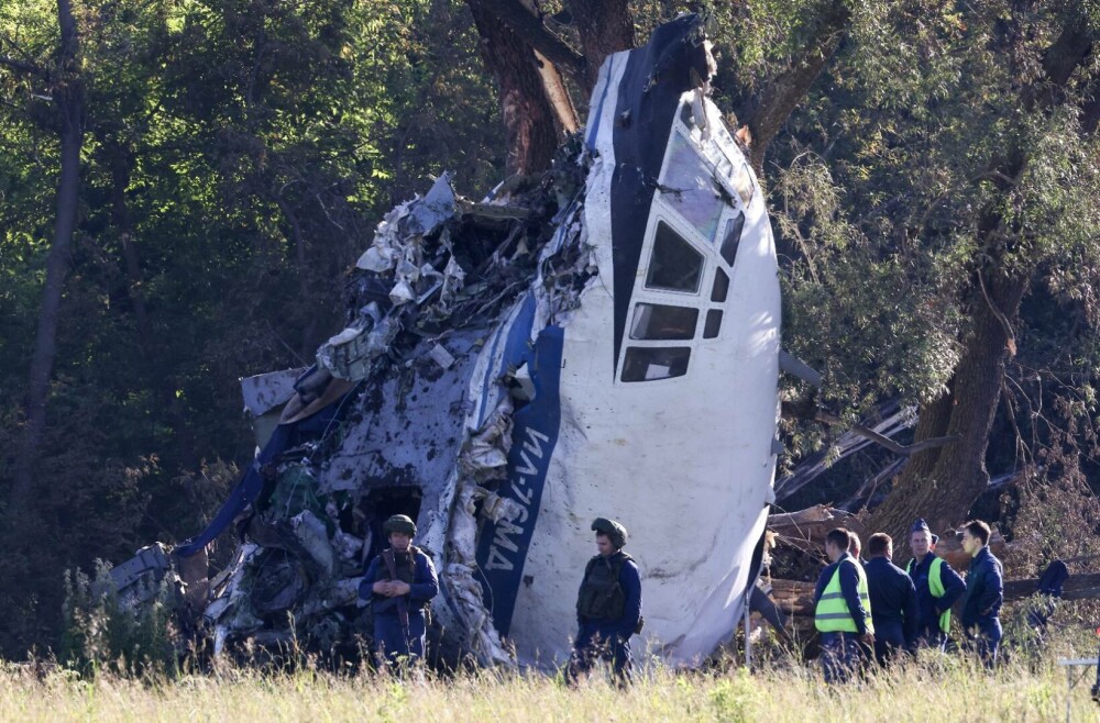 Un avion s-a prăbușit și a luat foc în Rusia. Cel puțin 3 oameni au murit. FOTO - Imaginea 2