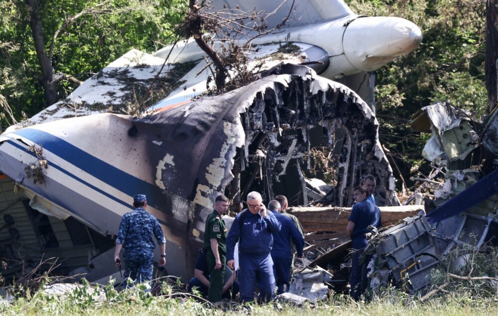 Un avion s-a prăbușit și a luat foc în Rusia. Cel puțin 3 oameni au murit. FOTO - Imaginea 4
