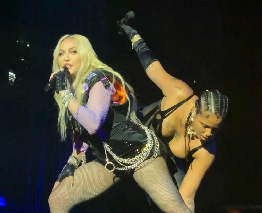 Imagini incendiare. Madonna s-a sărutat cu o cântăreață de rap pe scenă. GALERIE FOTO - Imaginea 12