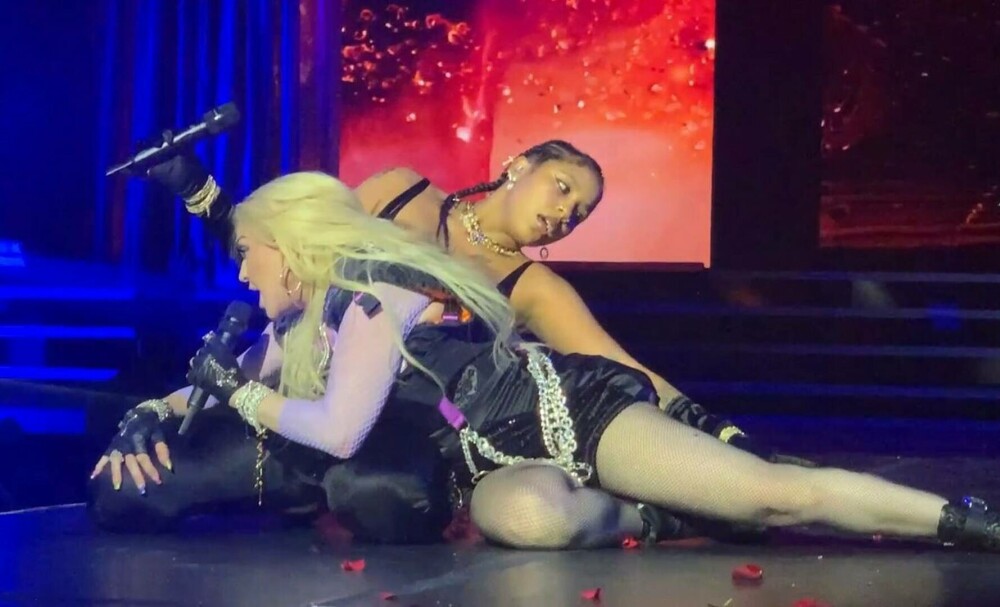 Imagini incendiare. Madonna s-a sărutat cu o cântăreață de rap pe scenă. GALERIE FOTO - Imaginea 11