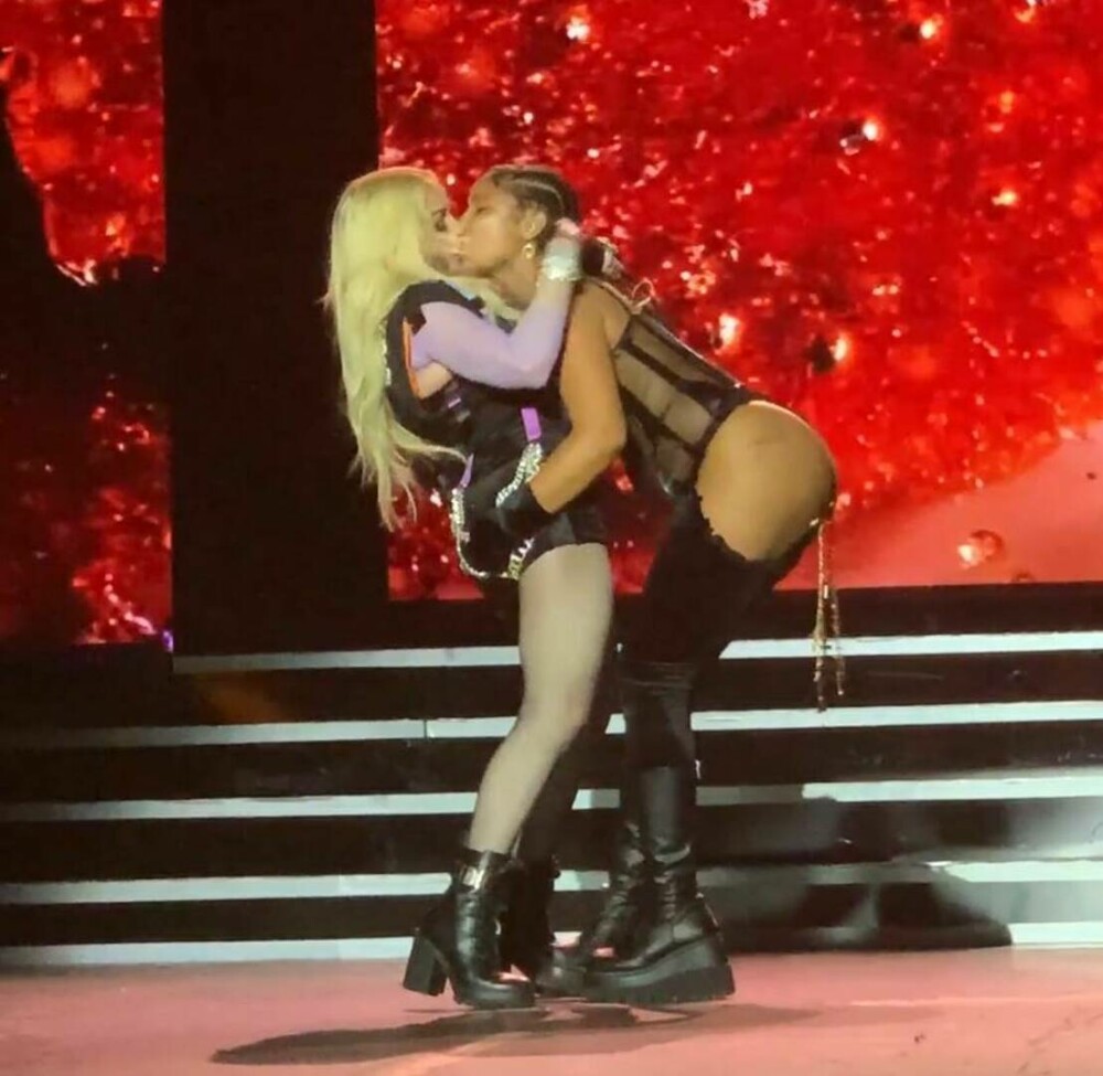 Imagini incendiare. Madonna s-a sărutat cu o cântăreață de rap pe scenă. GALERIE FOTO - Imaginea 9