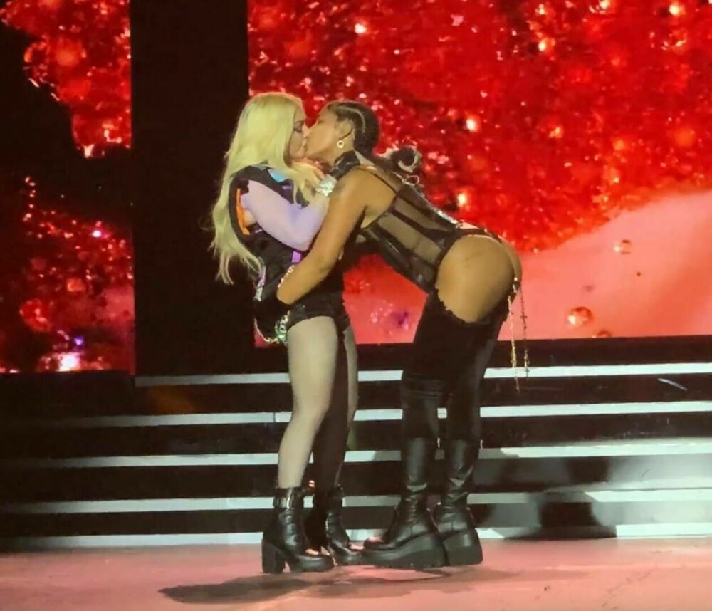 Imagini incendiare. Madonna s-a sărutat cu o cântăreață de rap pe scenă. GALERIE FOTO - Imaginea 2