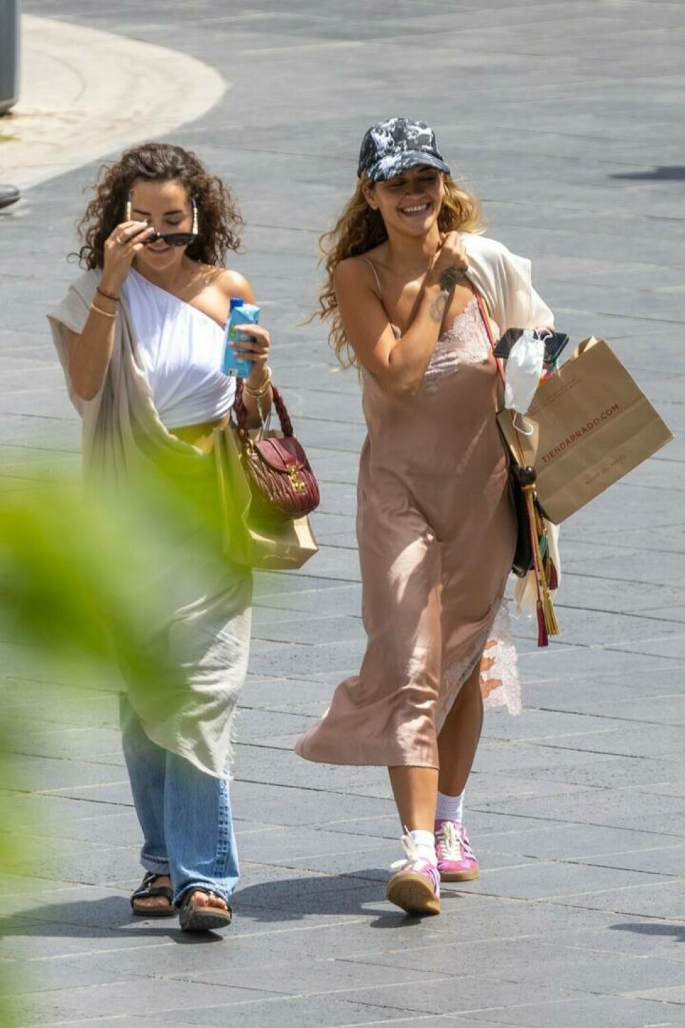 GALERIE FOTO Rita Ora, surprinsă la o plimbare în Madrid alături de sora ei - Imaginea 7