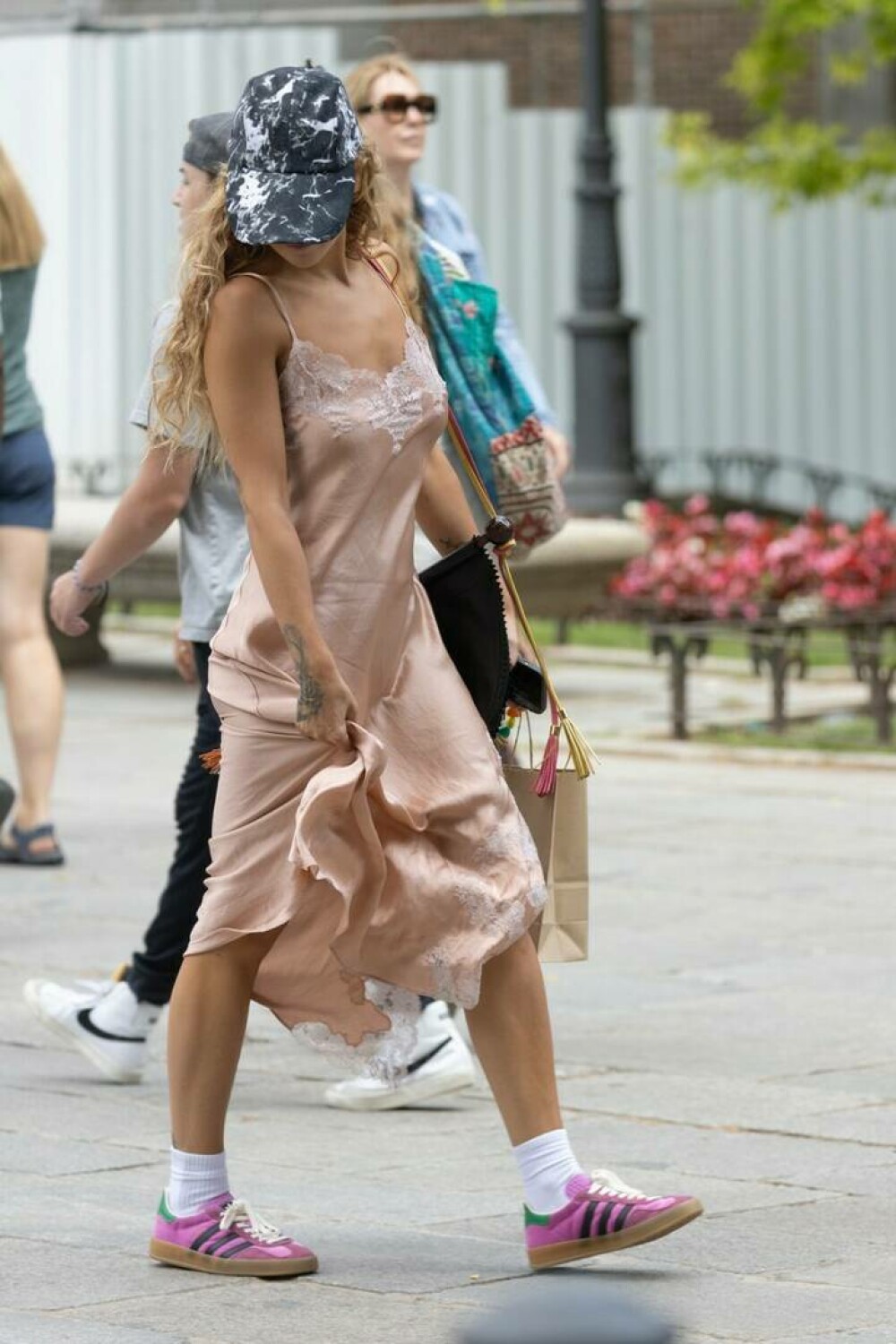 GALERIE FOTO Rita Ora, surprinsă la o plimbare în Madrid alături de sora ei - Imaginea 5