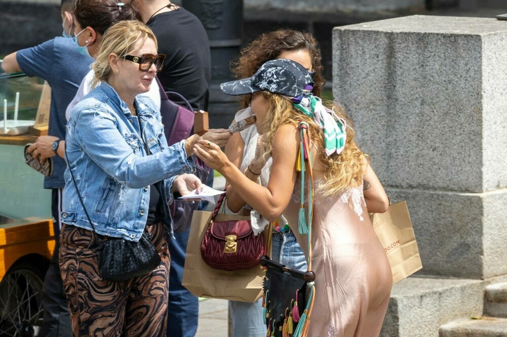 GALERIE FOTO Rita Ora, surprinsă la o plimbare în Madrid alături de sora ei - Imaginea 4