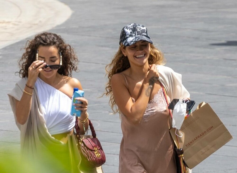 GALERIE FOTO Rita Ora, surprinsă la o plimbare în Madrid alături de sora ei - Imaginea 9