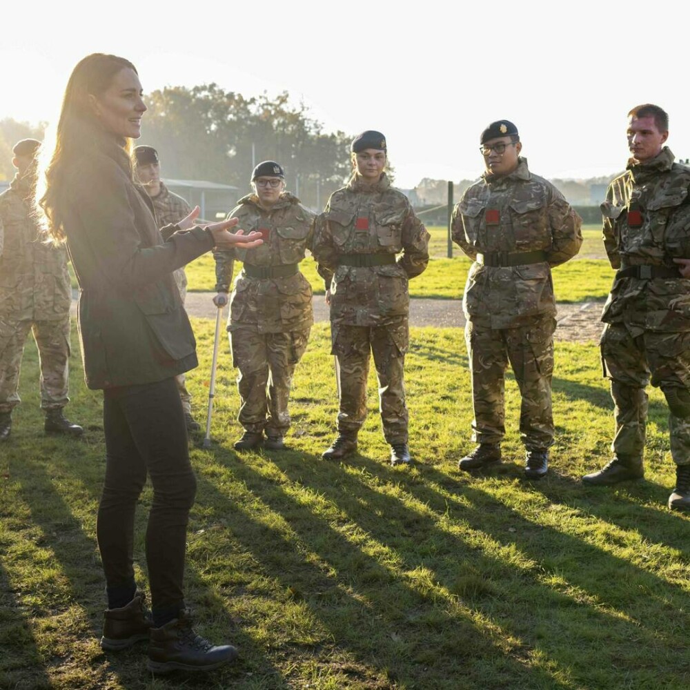 GALERIE FOTO Kate Middleton, îmbrăcată în militar de Ziua Forțelor Armate. Ce mesaj a transmis soldaților - Imaginea 4