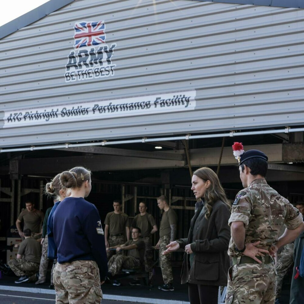 GALERIE FOTO Kate Middleton, îmbrăcată în militar de Ziua Forțelor Armate. Ce mesaj a transmis soldaților - Imaginea 3