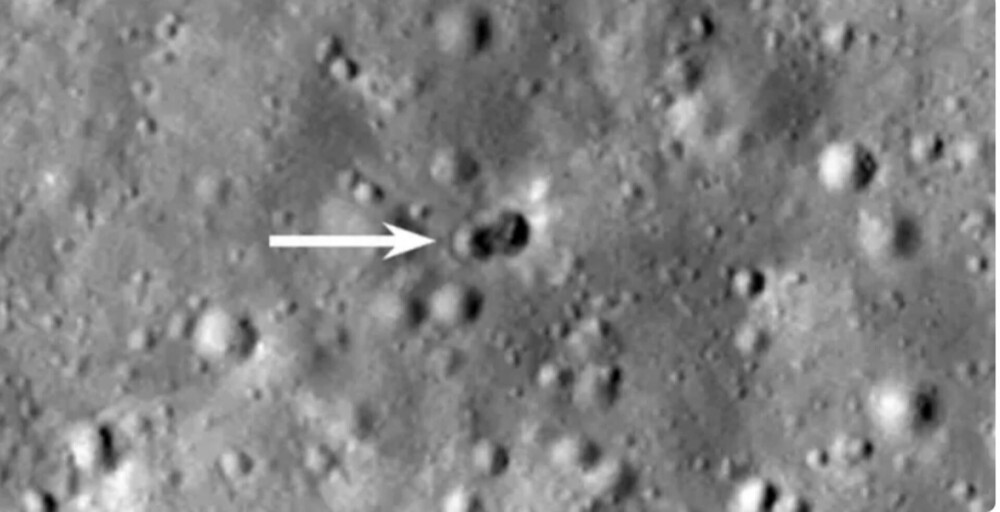 FOTO. Un ”corp misterios de rachetă” s-a prăbușit pe Lună și a făcut un „crater dublu” - Imaginea 1