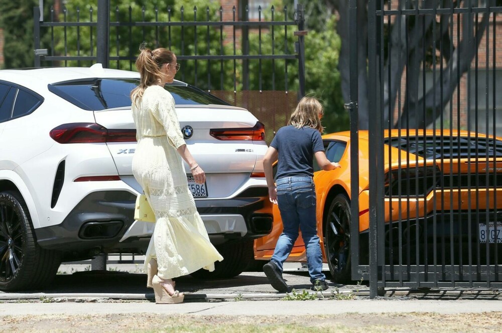 VIDEO Fiul lui Ben Affleck, în vârstă de 10 ani, a intrat cu un Lamborghini într-un BMW. Jennifer Lopez era în mașină - Imaginea 1