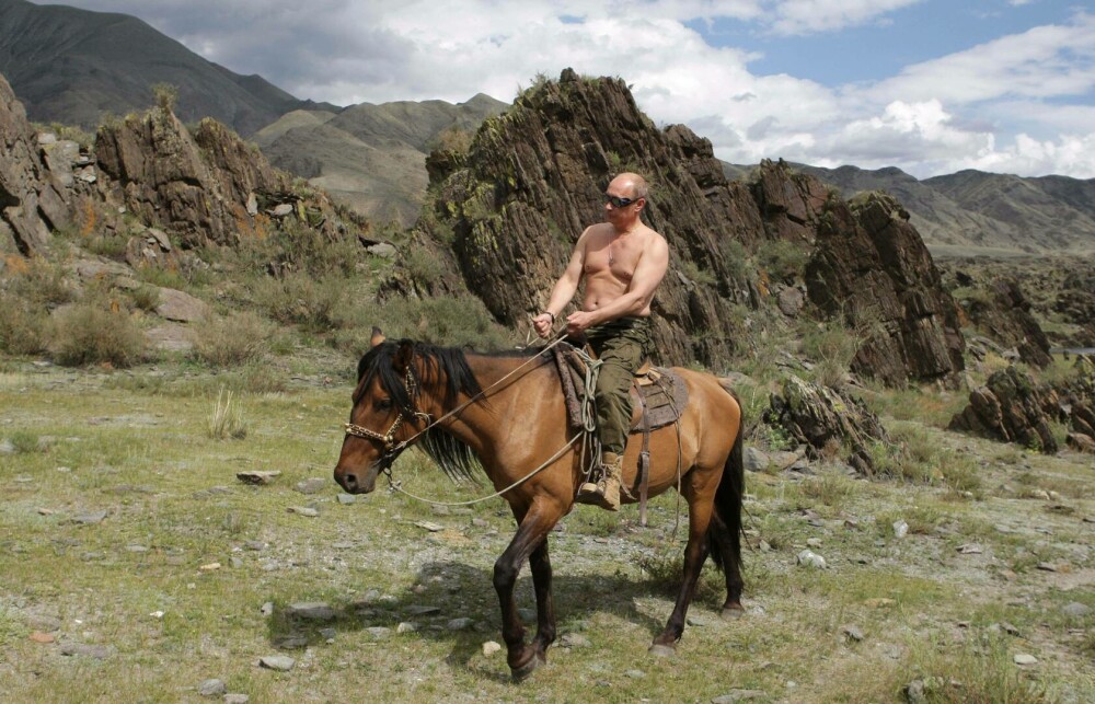 Putin, ironizat pe rețelele de socializare. A purtat pantofi cu toc în timp ce a pozat alături de un grup de studenți - Imaginea 5