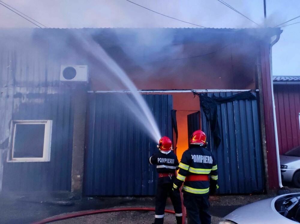VIDEO Incendiu la un atelier de reparații de electrocasnice din Sibiu. 300 de metri pătrați au fost afectați - Imaginea 6
