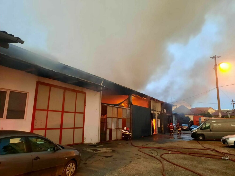 VIDEO Incendiu la un atelier de reparații de electrocasnice din Sibiu. 300 de metri pătrați au fost afectați - Imaginea 5