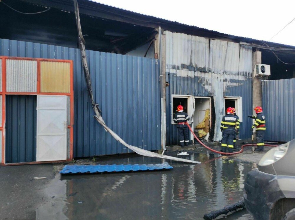 VIDEO Incendiu la un atelier de reparații de electrocasnice din Sibiu. 300 de metri pătrați au fost afectați - Imaginea 3