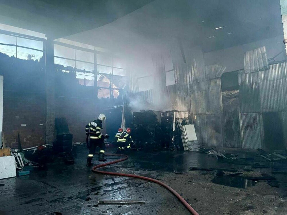VIDEO Incendiu la un atelier de reparații de electrocasnice din Sibiu. 300 de metri pătrați au fost afectați - Imaginea 2