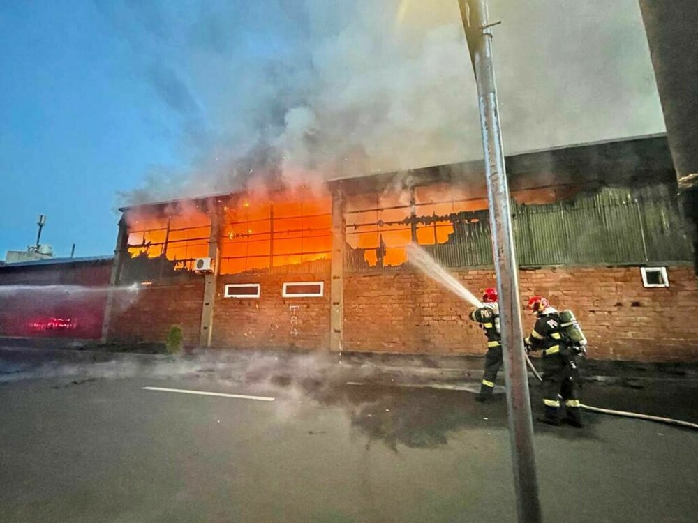VIDEO Incendiu la un atelier de reparații de electrocasnice din Sibiu. 300 de metri pătrați au fost afectați - Imaginea 1