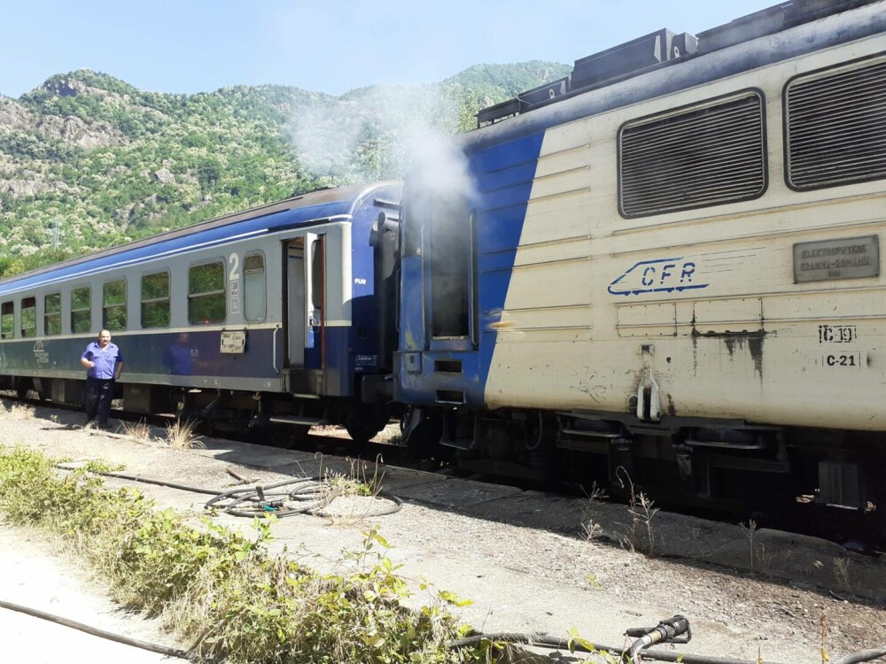 Zeci de pasageri ai unui tren, evacuaţi din cauza unui incendiu izbucnit la locomotivă, în Vâlcea | FOTO - Imaginea 2