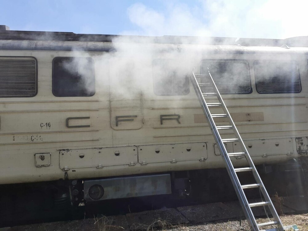 Zeci de pasageri ai unui tren, evacuaţi din cauza unui incendiu izbucnit la locomotivă, în Vâlcea | FOTO - Imaginea 3