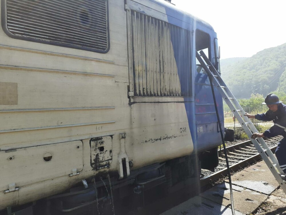 Zeci de pasageri ai unui tren, evacuaţi din cauza unui incendiu izbucnit la locomotivă, în Vâlcea | FOTO - Imaginea 4