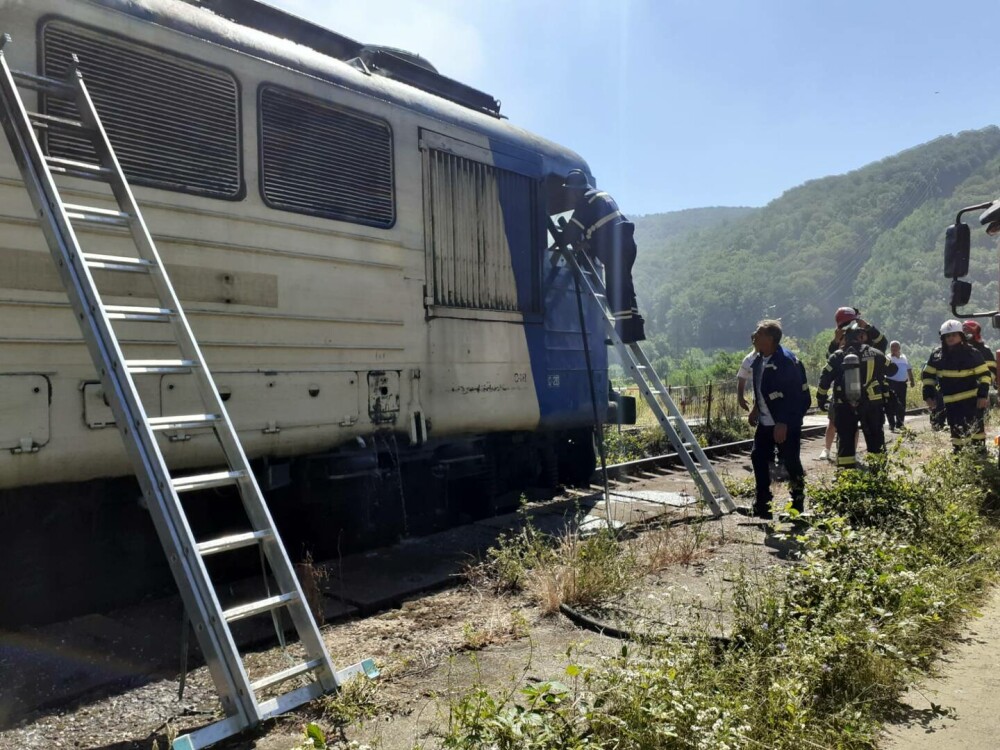 Zeci de pasageri ai unui tren, evacuaţi din cauza unui incendiu izbucnit la locomotivă, în Vâlcea | FOTO - Imaginea 5