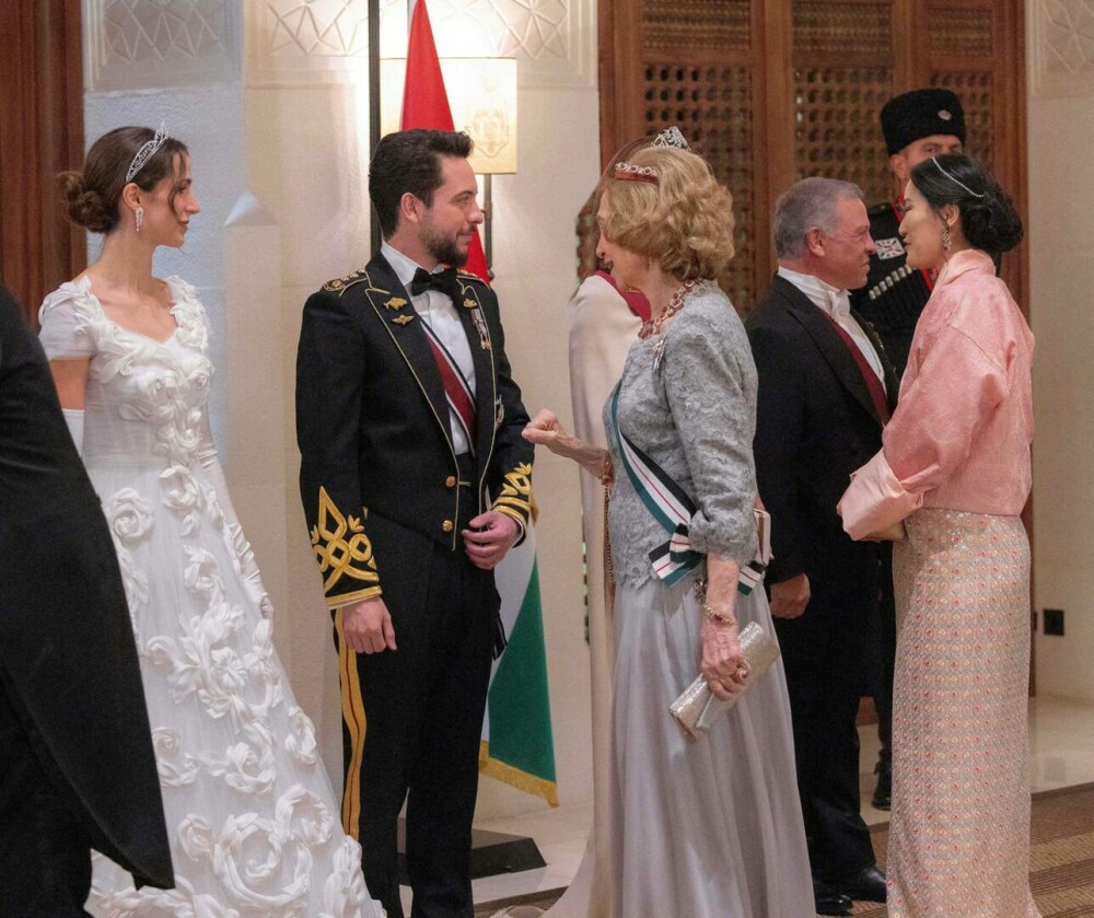 Cum s-a prezentat familia regală a României la nunta principelui moștenitor Hussein și a principesei Rajwa Al Hussein VIDEO - Imaginea 27