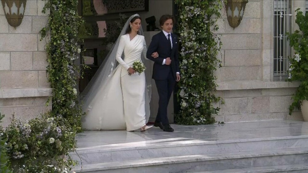 Motivul pentru care Prințesa Rajwa a Iordaniei a avut pantofi fără toc la nuntă. Ce ținute spectaculoase a purtat | FOTO - Imaginea 11