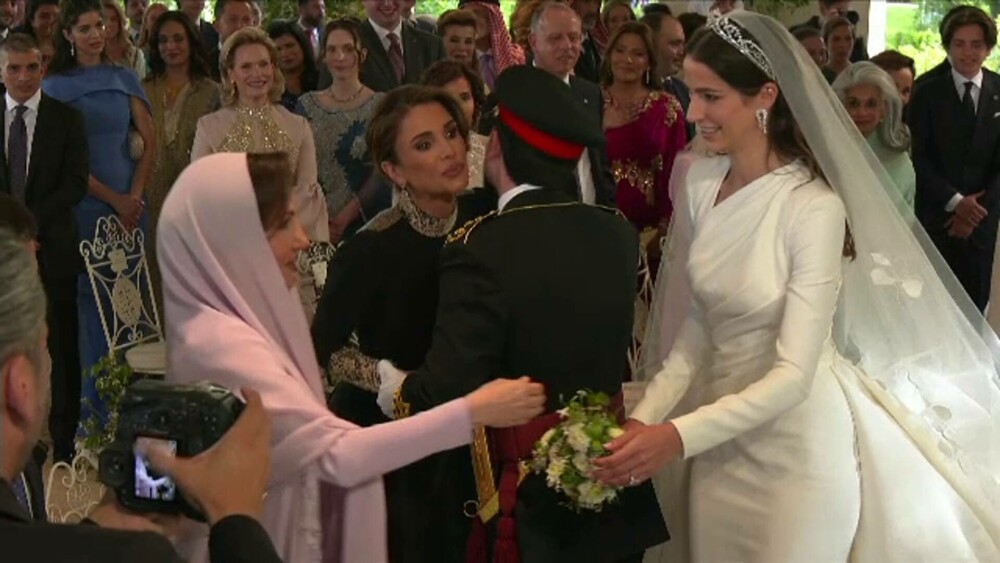 Motivul pentru care Prințesa Rajwa a Iordaniei a avut pantofi fără toc la nuntă. Ce ținute spectaculoase a purtat | FOTO - Imaginea 5