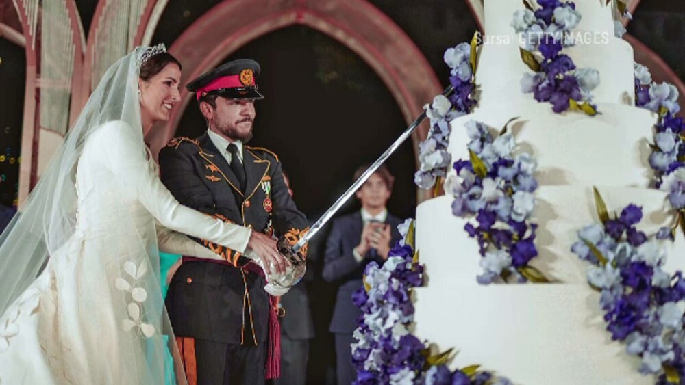 Motivul pentru care Prințesa Rajwa a Iordaniei a avut pantofi fără toc la nuntă. Ce ținute spectaculoase a purtat | FOTO - Imaginea 1