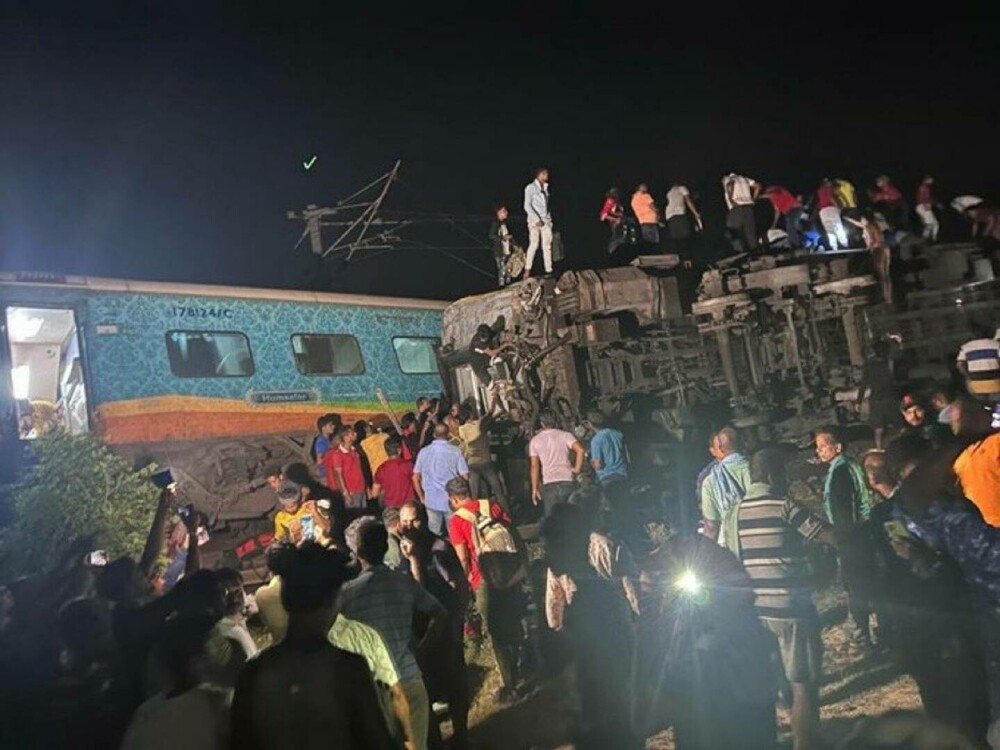 Trenurile morții din India: Un tânăr și-a salvat fratele de zece ani, prins sub un morman de cadavre | GALERIE FOTO - Imaginea 13