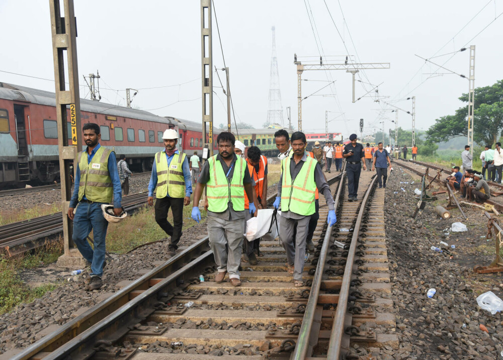 S-a încheiat operațiunea de salvare după cel mai grav accident feroviar. Bilanțul autorităților din India - Imaginea 7