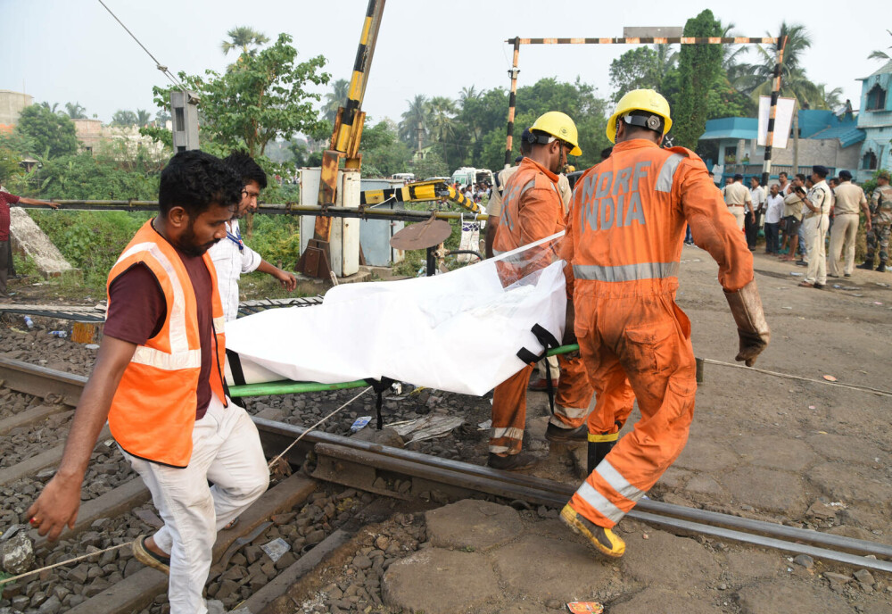 S-a încheiat operațiunea de salvare după cel mai grav accident feroviar. Bilanțul autorităților din India - Imaginea 6