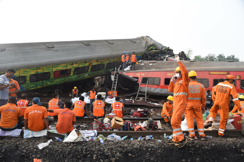 S-a încheiat operațiunea de salvare după cel mai grav accident feroviar. Bilanțul autorităților din India - Imaginea 5