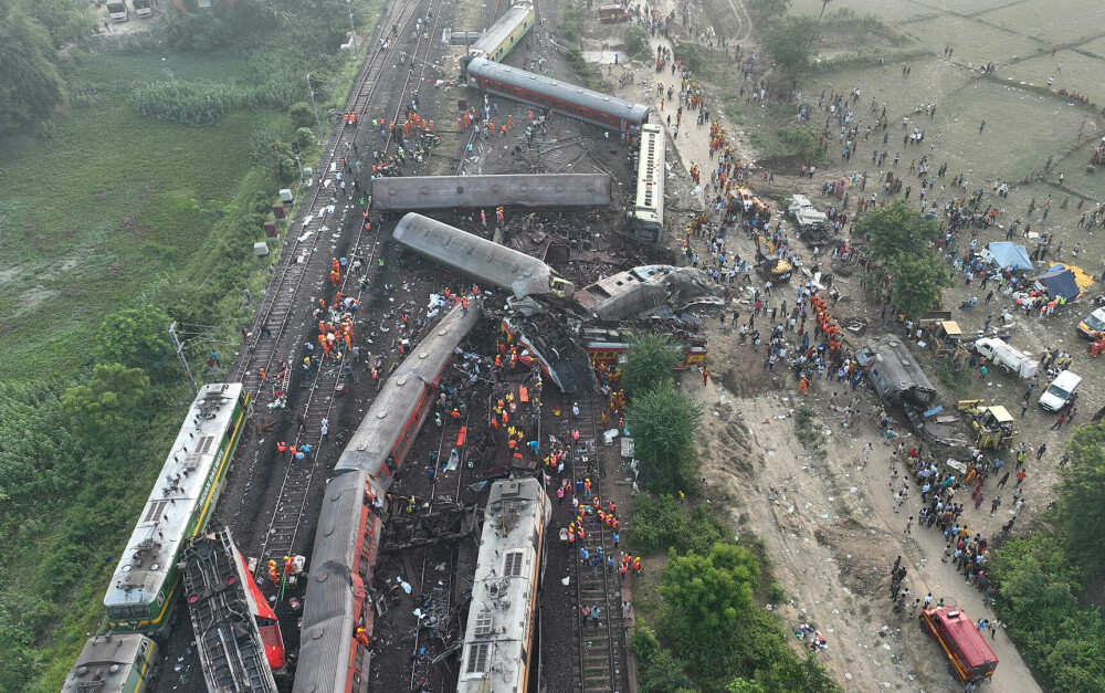 S-a încheiat operațiunea de salvare după cel mai grav accident feroviar. Bilanțul autorităților din India - Imaginea 1