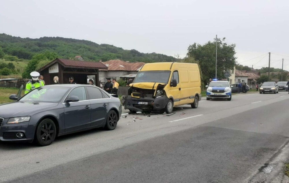 Accident cu nouă victime în Vâlcea. Un elicopter SMURD, solicitat la faţa locului - Imaginea 1