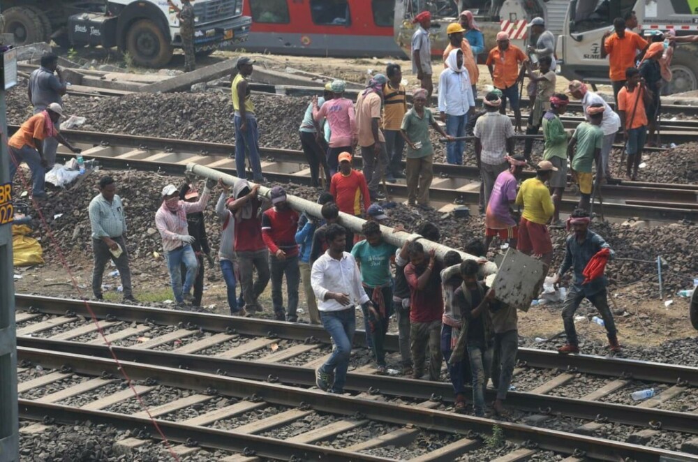 Catastrofa feroviară din India. Traficul, reluat la 51 de ore de la producerea accidentului. Bilanţul victimelor, revizuit - Imaginea 6
