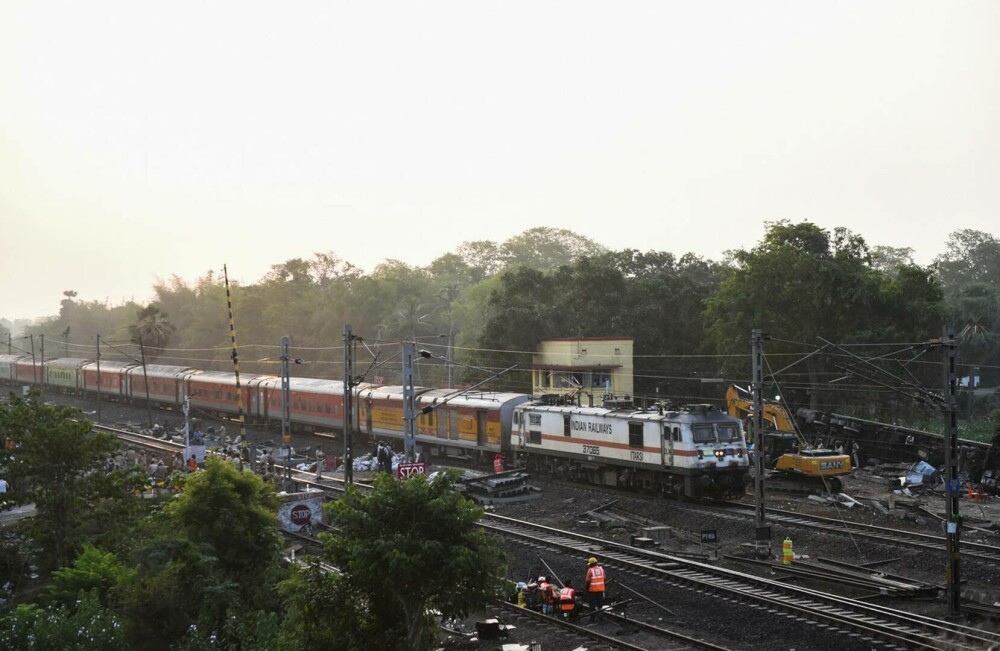Catastrofa feroviară din India. Traficul, reluat la 51 de ore de la producerea accidentului. Bilanţul victimelor, revizuit - Imaginea 7