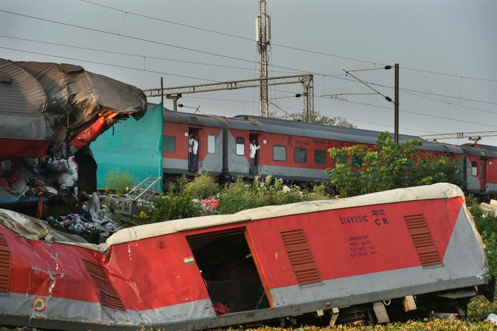Trenurile morții din India: Un tânăr și-a salvat fratele de zece ani, prins sub un morman de cadavre | GALERIE FOTO - Imaginea 3