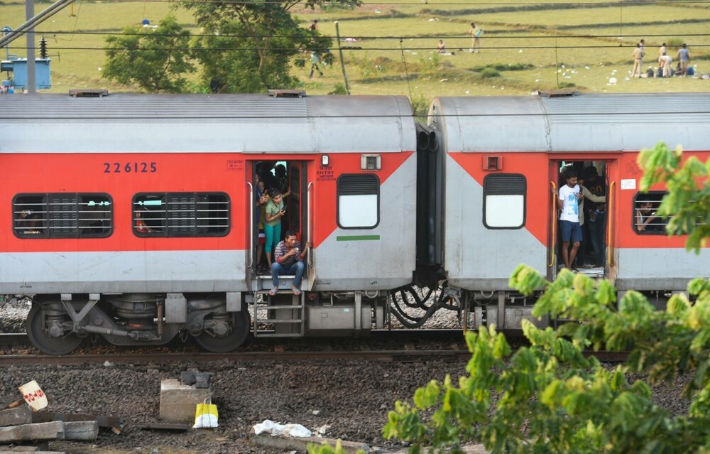 Catastrofa feroviară din India. Traficul, reluat la 51 de ore de la producerea accidentului. Bilanţul victimelor, revizuit - Imaginea 9