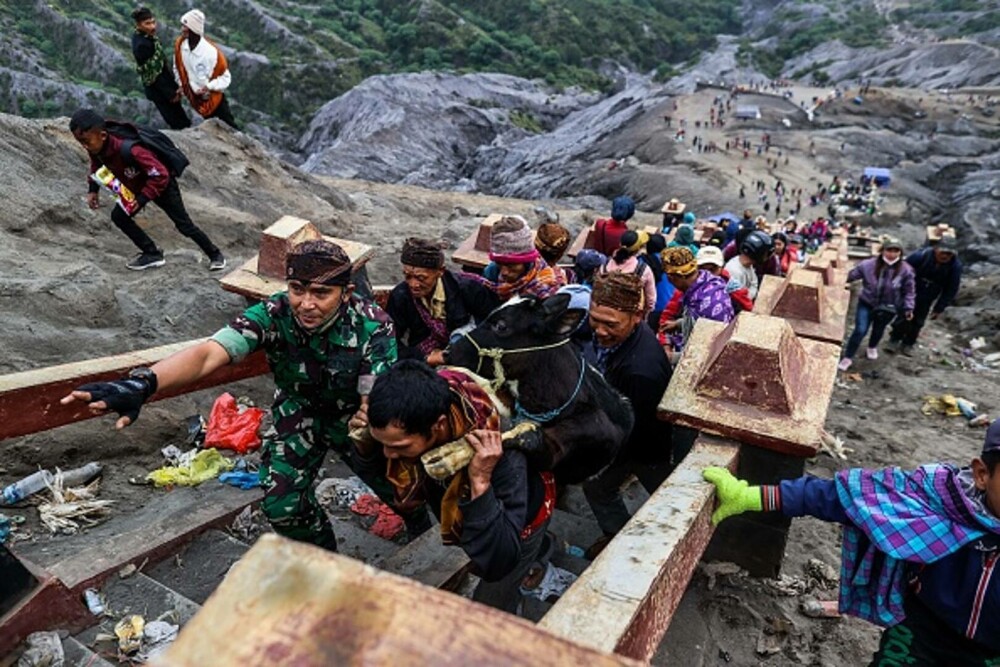 Ritual de sacrificare pe un vulcan activ. De ce au aruncat mii de oamenii legume și animale în crater | GALERIE FOTO - Imaginea 1
