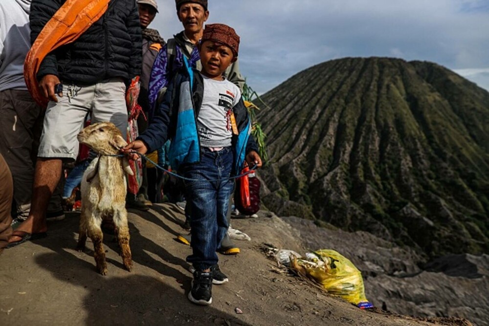 Ritual de sacrificare pe un vulcan activ. De ce au aruncat mii de oamenii legume și animale în crater | GALERIE FOTO - Imaginea 2