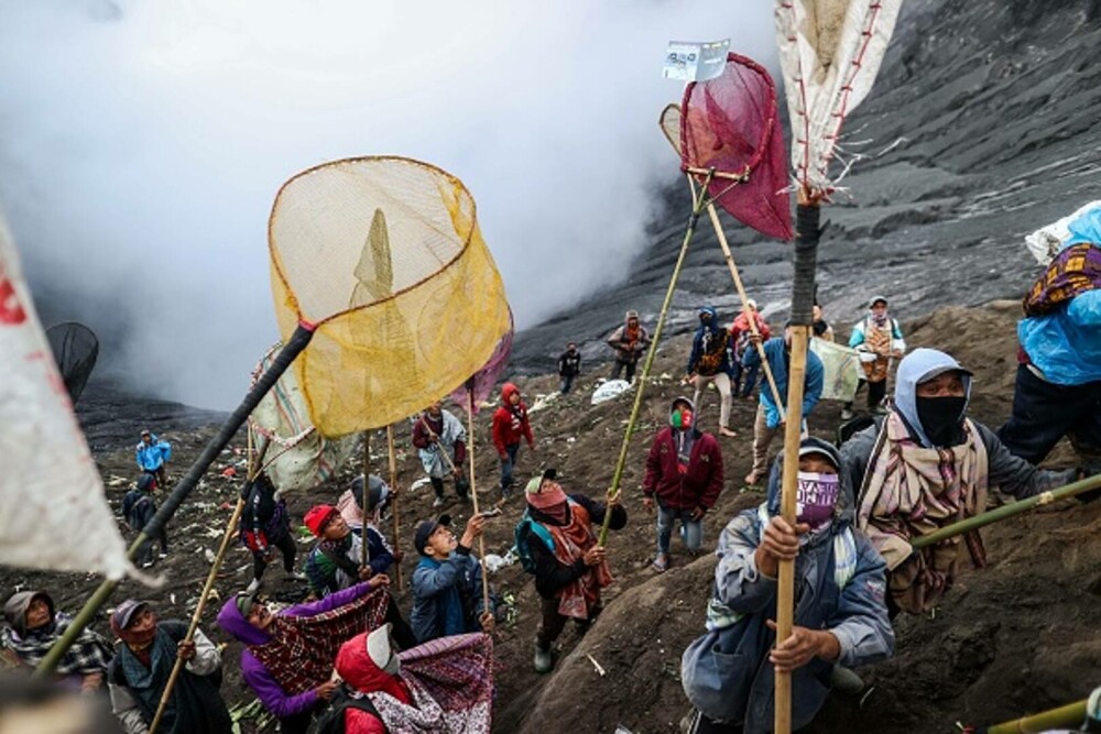 Ritual de sacrificare pe un vulcan activ. De ce au aruncat mii de oamenii legume și animale în crater | GALERIE FOTO - Imaginea 4
