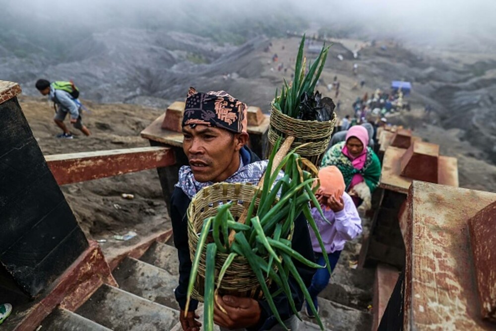 Ritual de sacrificare pe un vulcan activ. De ce au aruncat mii de oamenii legume și animale în crater | GALERIE FOTO - Imaginea 5