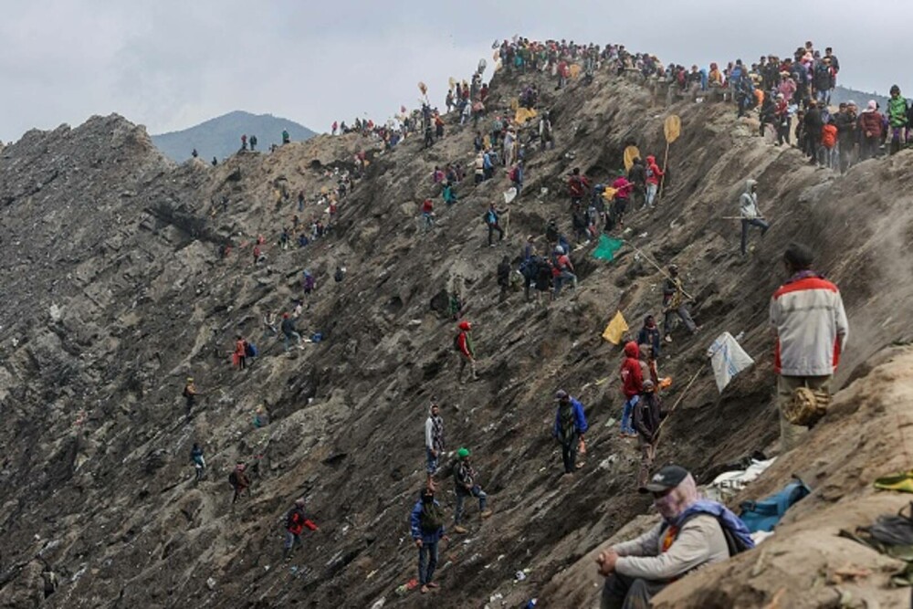 Ritual de sacrificare pe un vulcan activ. De ce au aruncat mii de oamenii legume și animale în crater | GALERIE FOTO - Imaginea 6