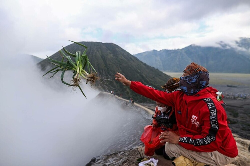 Ritual de sacrificare pe un vulcan activ. De ce au aruncat mii de oamenii legume și animale în crater | GALERIE FOTO - Imaginea 8