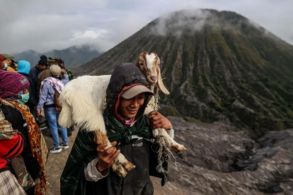 Ritual de sacrificare pe un vulcan activ. De ce au aruncat mii de oamenii legume și animale în crater | GALERIE FOTO - Imaginea 10