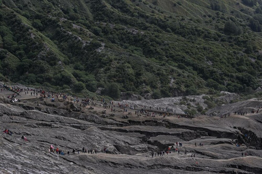 Ritual de sacrificare pe un vulcan activ. De ce au aruncat mii de oamenii legume și animale în crater | GALERIE FOTO - Imaginea 11