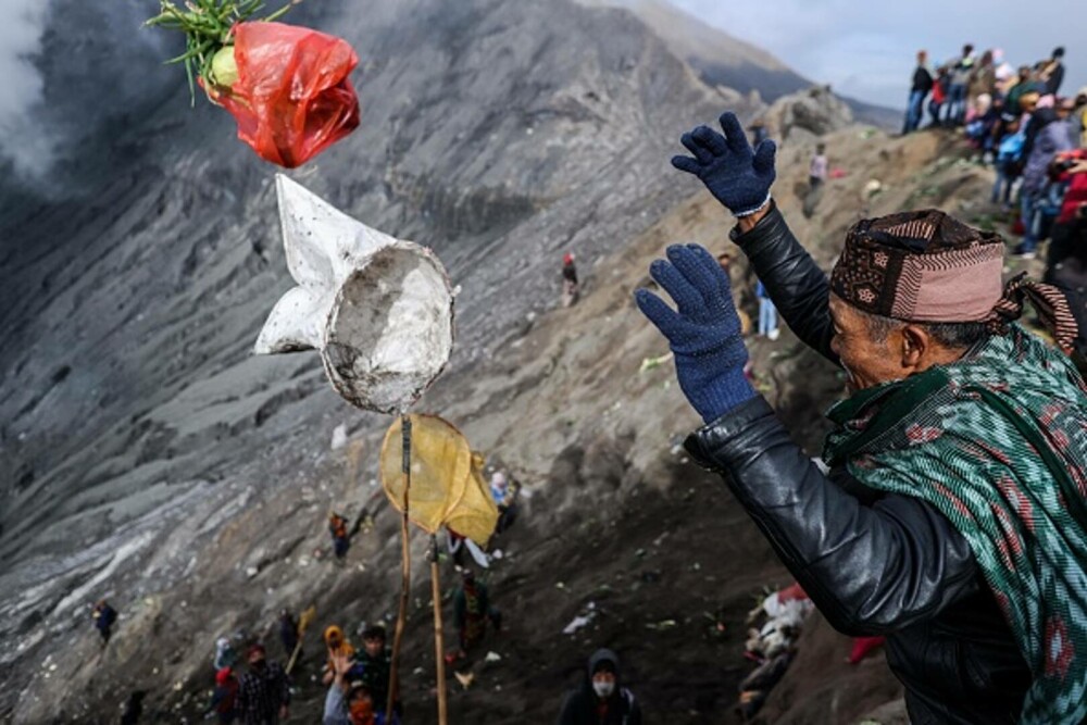 Ritual de sacrificare pe un vulcan activ. De ce au aruncat mii de oamenii legume și animale în crater | GALERIE FOTO - Imaginea 12