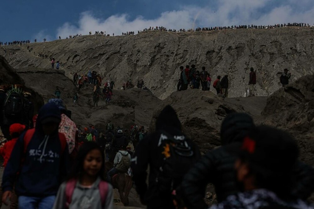 Ritual de sacrificare pe un vulcan activ. De ce au aruncat mii de oamenii legume și animale în crater | GALERIE FOTO - Imaginea 14