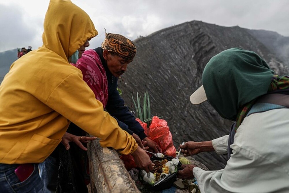 Ritual de sacrificare pe un vulcan activ. De ce au aruncat mii de oamenii legume și animale în crater | GALERIE FOTO - Imaginea 15