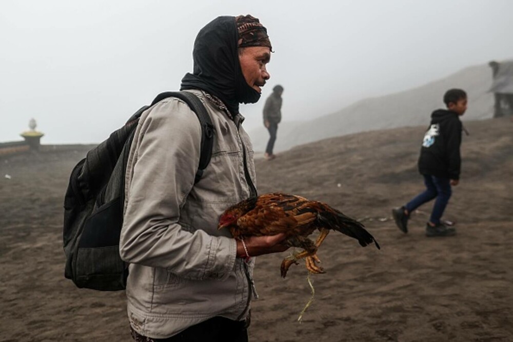 Ritual de sacrificare pe un vulcan activ. De ce au aruncat mii de oamenii legume și animale în crater | GALERIE FOTO - Imaginea 16